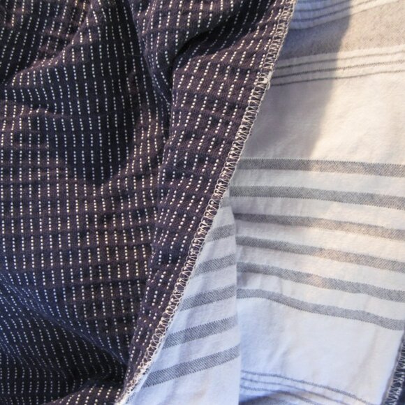 Pottery Barn Kids - Matelasse Reversible Duvet Cover - Twin - Navy - Picture 4 of 5